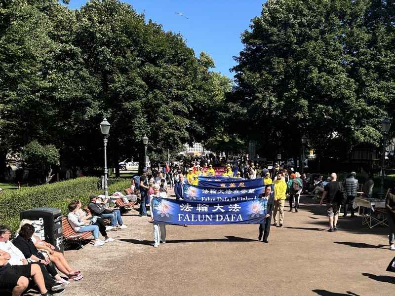 芬蘭法輪功7.20遊行反迫害 民眾簽名支持