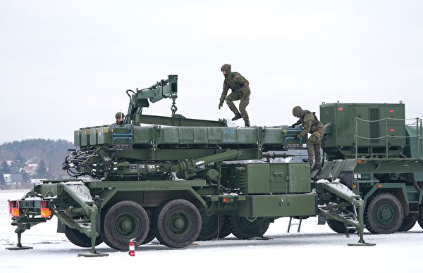 2023年2月7日,波蘭華沙巴比採機場(Warsaw Babice Airport),波蘭軍方舉行演習時,出動了愛國者(Phased Array Tracking Radar to Intercept on Target,簡稱PATRIOT)地對空導彈系統。(Janek Skarzynski/AFP)