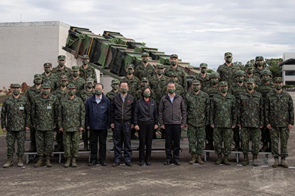 2022年2月1日是大年初一，中華民國總統蔡英文上午視導空軍防空導彈連，與官兵合照。（軍聞社提供）