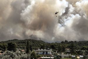 組圖：希臘科林斯發生森林大火 多地居民撤離