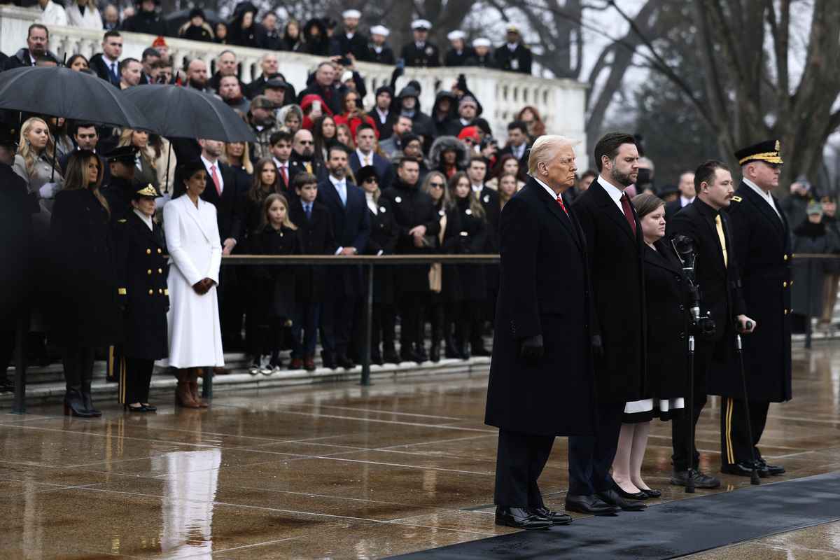 2025年1月19日,.即將上任的第一夫人梅拉尼婭‧特朗普(Melania Trump)和即將上任的美國第二夫人烏莎‧奇盧庫里‧萬斯(Usha Chilukuri Vance)也參加了在無名戰士墓舉行的敬獻花圈儀式。 (Photo by Anna Moneymaker/Getty Images)