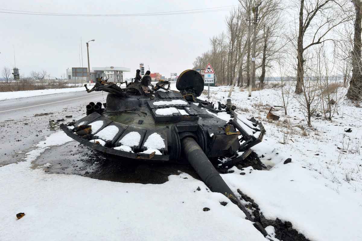2022年2月26日，烏克蘭哈爾科夫郊區，一輛俄羅斯坦克被摧毀的殘骸。（SERGEY BOBOK/AFP via Getty Images）