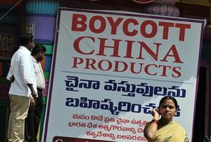 數百印度商人燒中國貨 促政府增加中國關稅