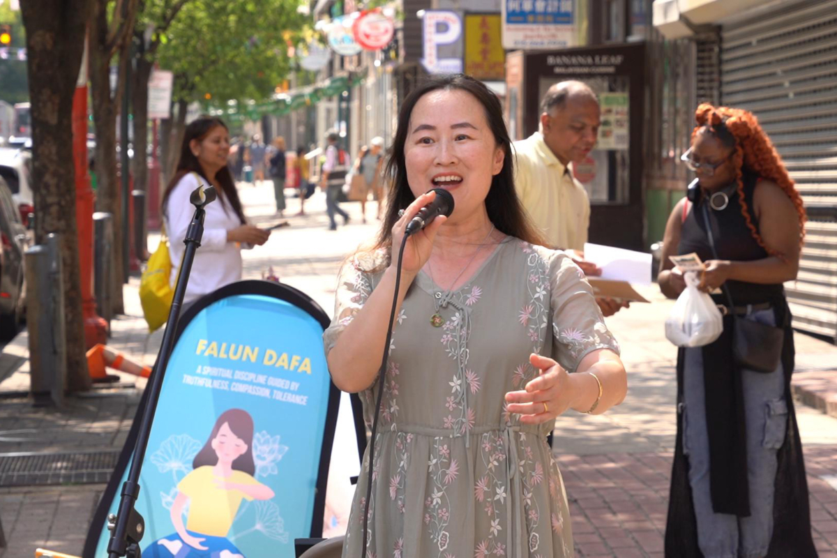 2025年6月28日,大費城地區部份法輪功學員在費城唐人街集會,圖為通過演唱大法歌曲,向民眾介紹法輪大法的美好,呼籲國際社會制止中共長達26年的迫害,以及對海外法輪功學員的跨國鎮壓。(李曉蘇/大紀元)