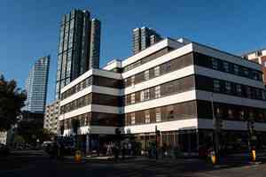 英國庇護酒店耗資150億鎊 議員批內政部浪費