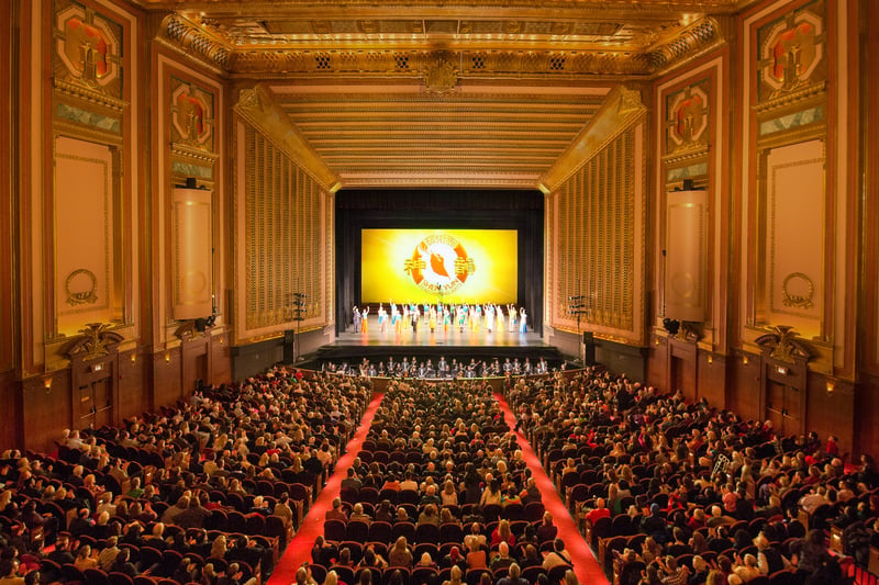 2018年12月27日下午，神韻國際藝術團在芝加哥歌劇院（Civic Opera House）展開4天5場的演出。圖為首日演出結束後演員謝幕的情景。（陳虎／大紀元）