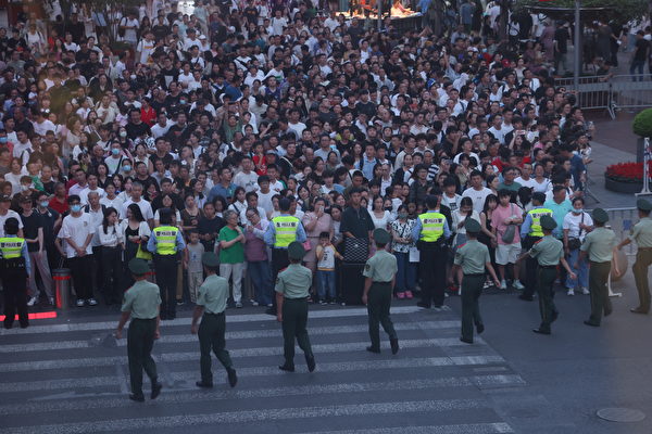 2320年9月30日，上海南京路上的警察和武警在管控街頭的行人。（VCG/VCG via Getty Images）