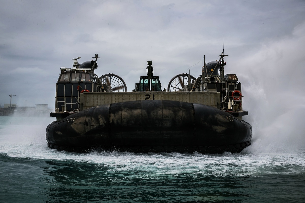 6月1日，美國海軍登陸隊的氣墊登陸艇在沖繩白灘海軍基地訓練。（美國海軍陸戰隊）