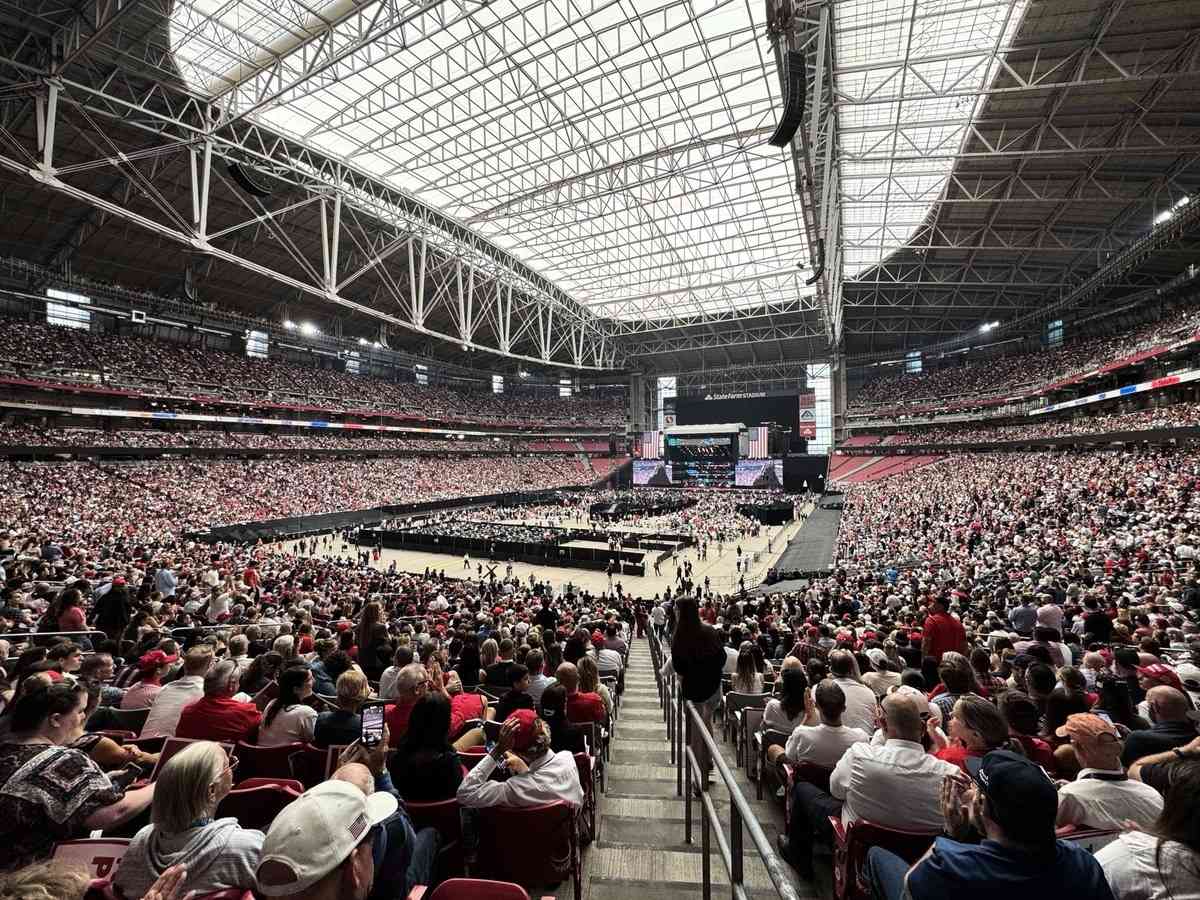 2025年9月21日,美國保守派組織「Turning Point USA」(Turning Point USA,TPUSA)創辦人查理·柯克(Charlie Kirk)的追思會現場人山人海。(姜琳達/大紀元)