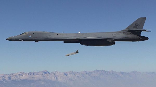 美軍B-1B轟炸機測試投放AGM-158導彈。（美國空軍）