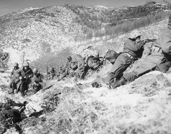 1950年12月6日，美國海軍陸戰隊員在北韓戰場大雪覆蓋的山中戰鬥。（Hulton Archive/Getty Images）