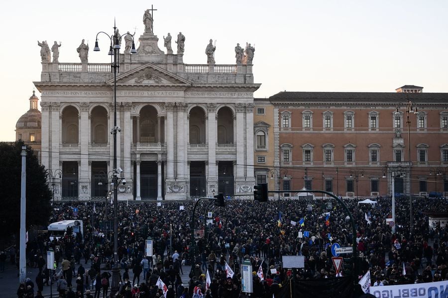 羅馬市民不滿新防疫措施上街抗議