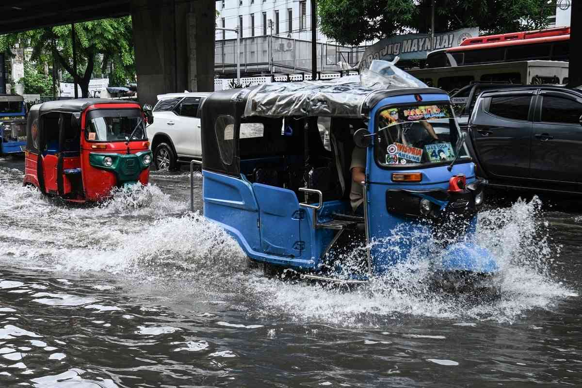2026年8月17日，在菲律賓首都馬尼拉，多條街道因短時強降雨而嚴重積水，民眾被迫涉水而行。（Ted Aljibe/AFP via Getty Images）