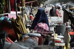 塔利班治下阿富汗經濟惡化 民眾賣家當買食物