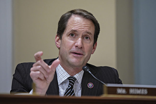 2021年4月15日,來自康涅狄格州的民主黨眾議員吉姆海姆斯(Jim Himes)在華盛頓特區國會山舉行的眾議院情報委員會聽證會上發表講話。(Al Drago/AFP via Getty Images)