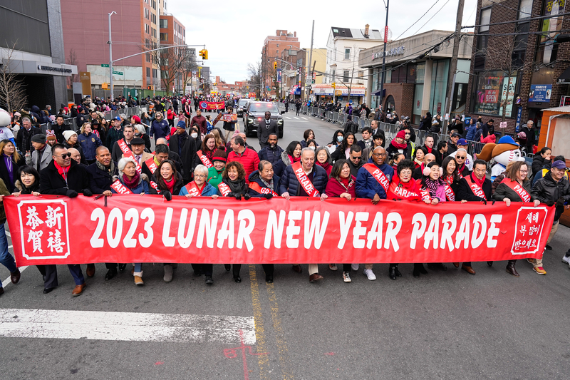 紐約最大華人社區法拉盛2023年1月21日（大年三十）舉行兔年新年大遊行，各級民意代表、民選官員向亞裔拜年。十萬民眾夾道爭睹，歡呼喝采。（戴兵/大紀元）