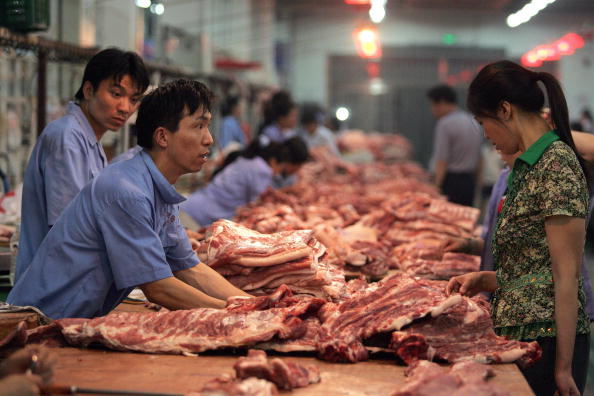 隨著中美準備10月的華盛頓新一輪貿易談判，以及中共政府正應對國內豬肉短缺之「戰」，一些中國企業準備購買更多的美國豬肉。（STR/AFP/Getty Images）