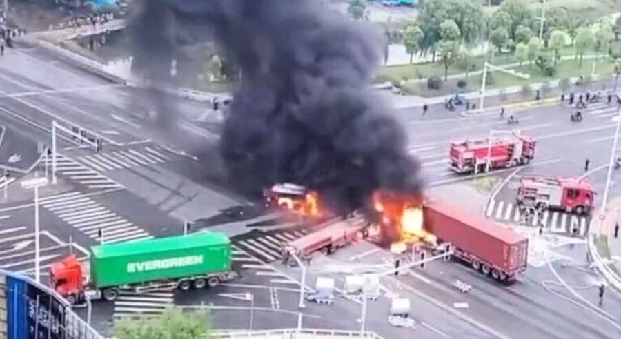 江蘇3輛大貨車相撞起火 有人遇難