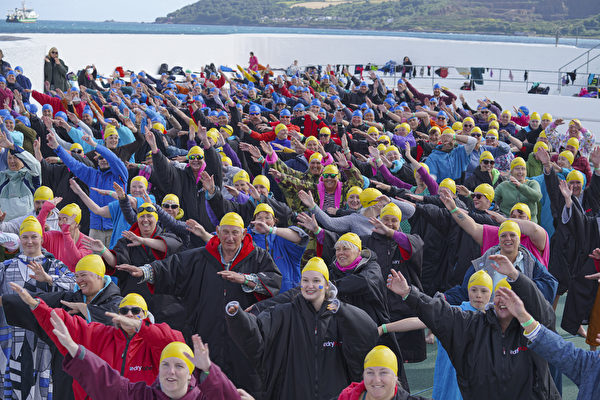 2022年6月26日，英國彭贊斯（Penzance），民眾試圖打破最多人同步游泳的健力士世界紀錄（Guinness World Record）。圖為參加者進入泳池前在陸地上進行排練。（Hugh Hastings/Getty Images）