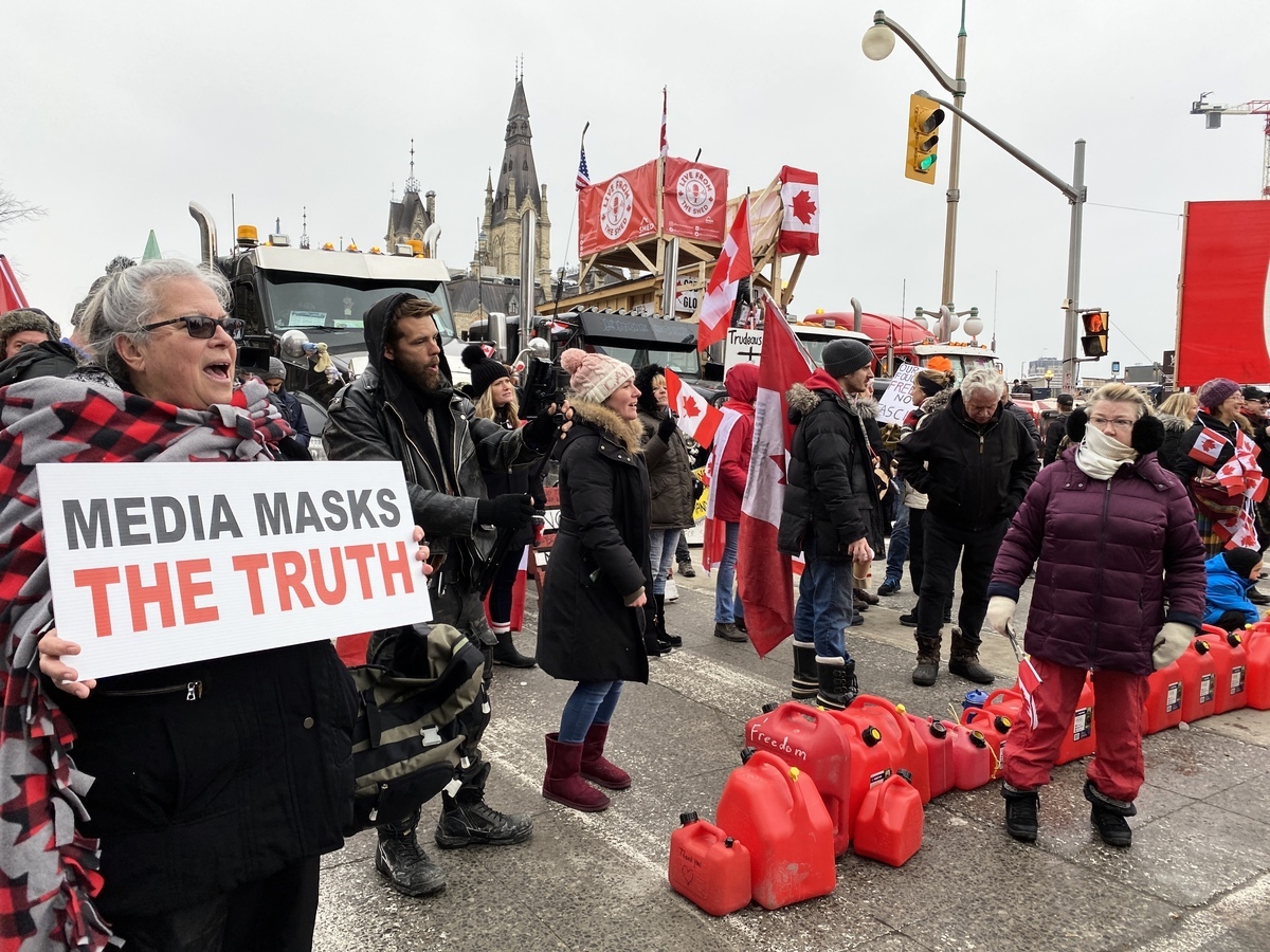 2月11日加拿大安大略省省長道格‧福特（Doug Ford）宣布進入緊急狀態，以結束渥太華和溫莎的卡車司機的抗議。但是，在渥太華國會山抗議的卡車司機和支持者們表示，「他們會留下來。」（梁耀／大紀元）