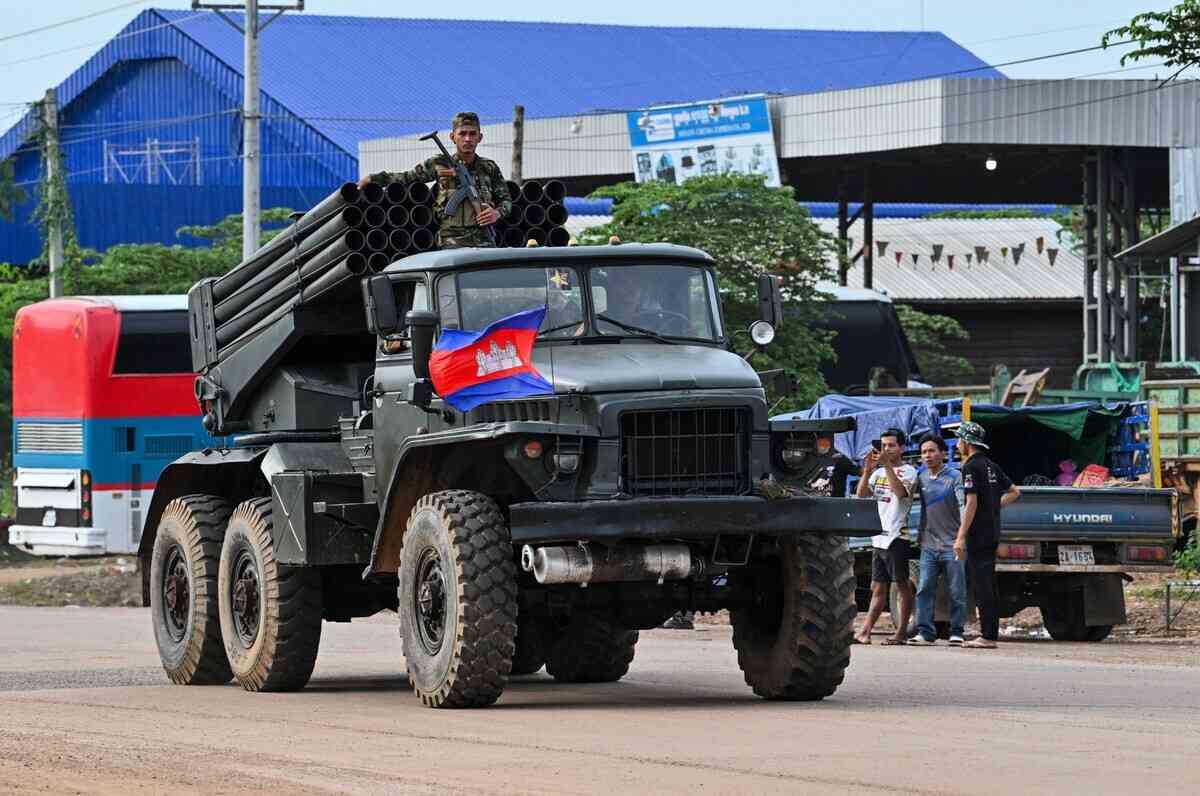 2025年7月25日,柬埔寨奧多棉芷省(Oddar Meanchey),一名柬軍士兵站在搭載俄製BM-21多管火箭系統的軍用貨車上。(Tang Chhin Sothy/AFP via Getty Images)