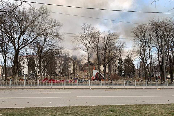 圖為烏克蘭東部頓內茨克官員發布的照片，顯示2022年3月16日被摧毀的馬里烏波爾劇院。（Handout/TELEGR）