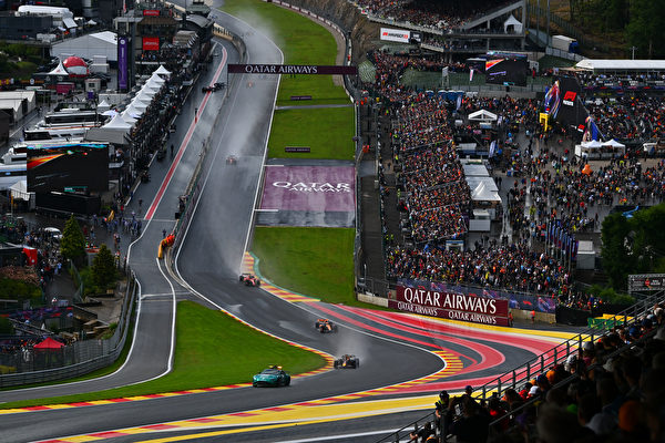 2023年7月30日,F1比利時站,從第六位發車的荷蘭車手韋斯達賓(Max Verstappen)率先衝線,成為F1史上第二位完成八連勝車手,並助紅牛車隊取得開季12連勝,再次刷新紀錄。圖為F1著名賽道——斯帕賽道。(Dan Mullan/Getty Images)