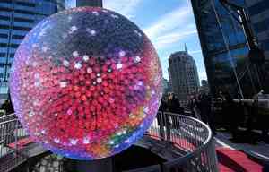  時代廣場揭曉2026元旦水晶球