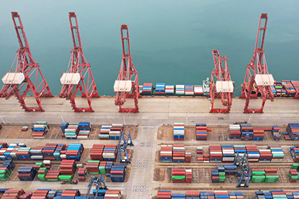 受疫情封控影響，中國對高科技工業產品的進口需求明顯放緩，敲響了新一輪國際債務危機的警鐘。圖為2022年5月9日，中國江蘇省連雲港港口堆放的貨物貨櫃。（STR/AFP）