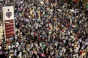 數萬人上街抗議 蘇丹血腥鎮壓 已7死181傷