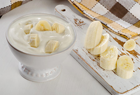 將香蕉放入乳酪進食可增加腸道好菌。（Shutterstock）
