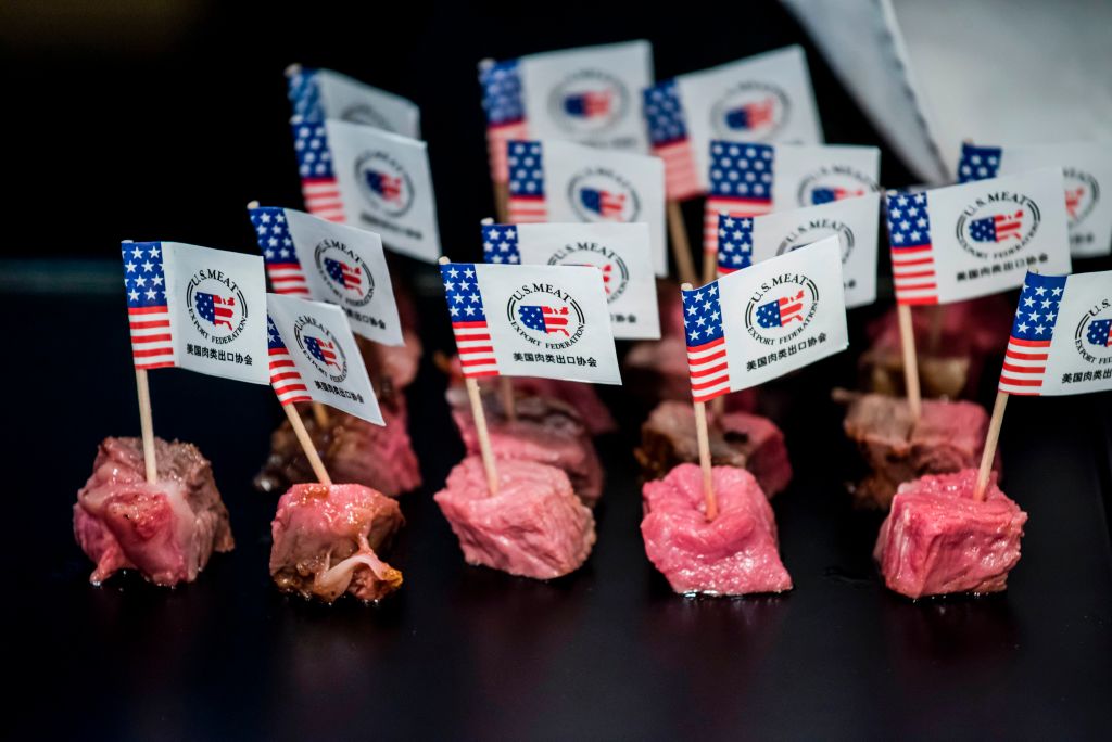 圖為插著美國國旗的美國牛肉。（Fred Dufour/AFP/Getty Images）