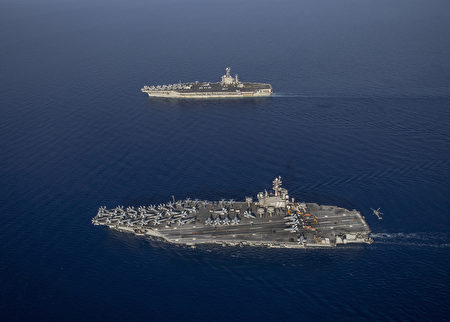 2022年8月27日,美軍航母「布殊號」(CVN-77,下)前往地中海的第六艦隊區域,接替「杜魯門號」(CVN-75,上),兩支航母打擊群在意大利和希臘之間的愛奧尼亞海(Ionian Sea)共同演練。(美國海軍)