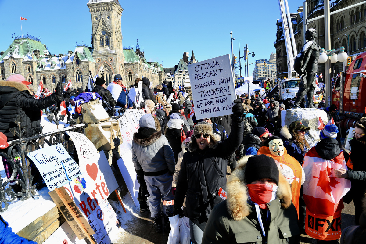 《緊急法》生效後，政府讓在渥太華抗議的自由車隊司機，要麼撤離，要麼被逮捕。（任喬生／大紀元）