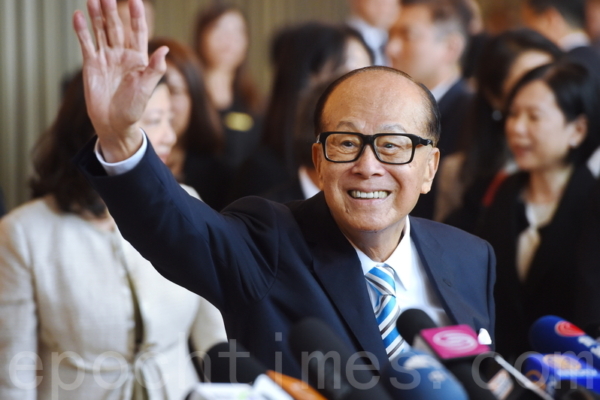 96歲李嘉誠看五月天演唱會 坐輪椅隨音樂打拍