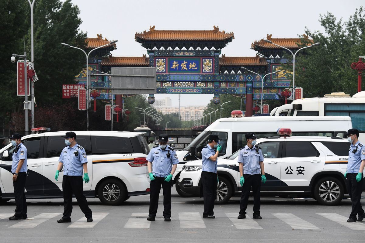 2020年6月，北京當局聲稱在北京新發地市場，從切割進口三文魚的砧板中檢測到病毒，要求全市商超連夜下架所有三文魚。（GREG BAKER/AFP via Getty Images）