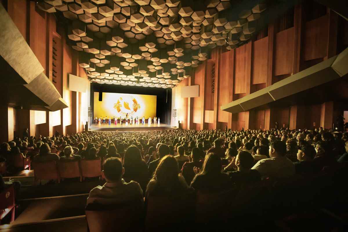 2022年12月31日，神韻國際藝術團在侯斯頓瓊斯演藝中心（Jones Hall for the Performing Arts）的第七場演出爆滿。圖為當天演出謝幕照。（陳筱筱/大紀元）