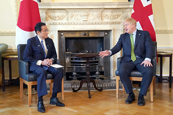 2022年5月5日，英國首相約翰遜（右）在倫敦唐寧街10號與日本首相岸田文雄會晤。兩人原則上達成了一項歷史性的防衛協議。（Stefan Rousseau – WPA Pool/Getty Images）