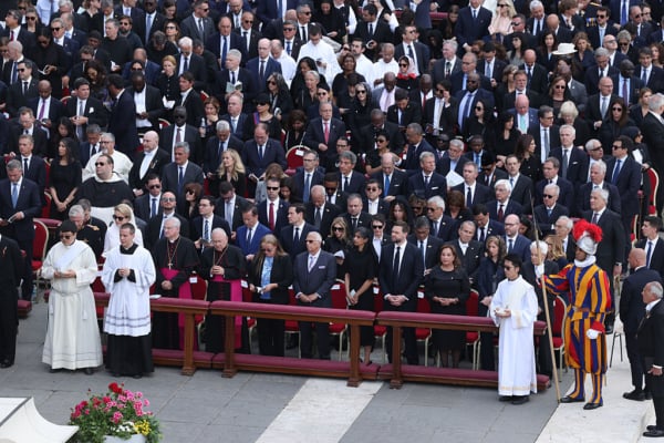 2025年5月18日,梵蒂岡舉行了新教宗良十四世(Pope Leo XIV)的就職彌撒。各國政要及王室成員均出席。包括:美國副總統萬斯(JD Vance,第一排右起第4位)、其妻子烏莎·萬斯(Usha Vance,第一排右起第5位)、美國國務卿魯比奧(Marco Rubio,第二排左起第4位)及其妻子珍妮特·杜斯德貝斯·魯比奧(Jeanette Dousdebes Rubio,第二排左起第5位)等。(Sean Gallup/Getty Images)