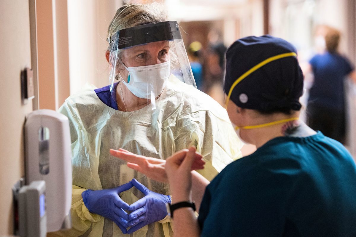 2021年8月27日，註冊護士們在加利福尼亞州索諾拉市的一處COVID-19深切治療部內。（NIC COURY/AFP via Getty Images）