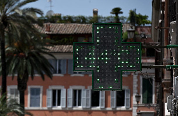 2023年7月17日，在意大利的熱浪中，著名羅馬景點「西班牙階梯」（Salinata di Trinita dei Monti）附近一家藥店的標牌上，顯示了當時室外溫度高達44°C。 （TIZIANA FABI/AFP via Getty Images）