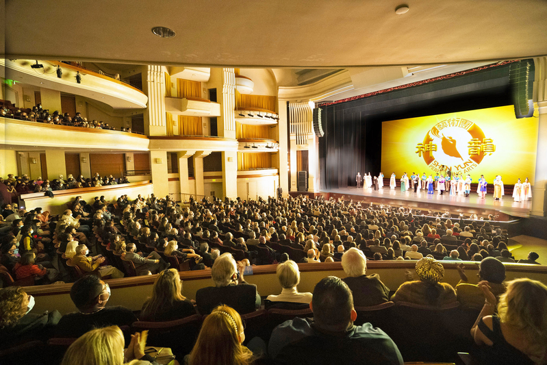 2022年1月17日，神韻紐約藝術團結束了在聖地牙哥北郡加州藝術中心（California Center for the Arts, Escondido）2022年在該劇院巡演的5天6場演出，票房持續爆滿。圖為1月15日下午演出結束後演員謝幕。（季媛/大紀元）