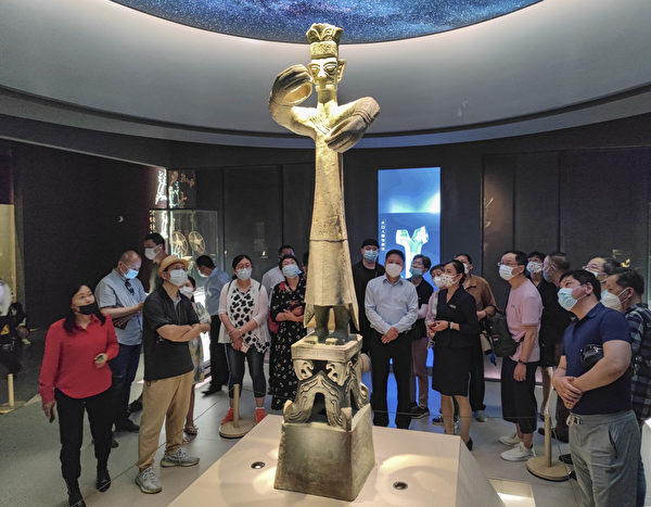 2021年6月8日，三星堆出土的青銅像在上海展出，並不能完全確認是人像還是神像，面目和身材與中原出土的各類塑像大不相同。（VCG/VCG via Getty Images）