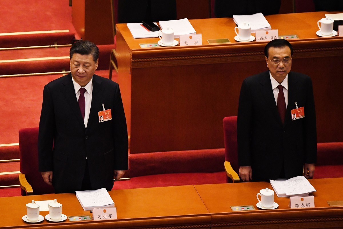 2021年3月5日的中共人大會議上，中共總書記習近平（左）與國務院總理李克強（右）。（LEO RAMIREZ/AFP via Getty Images）