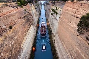 看大型遊輪通行世界最深運河 驚險無比