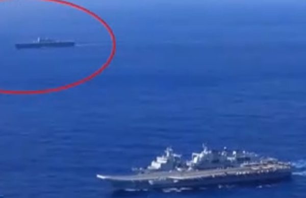 2021年12月30日，中共黨媒影片主動披露，日本出雲號直升機護衛艦近距離跟監遼寧號航母，還特意把出雲號畫了紅圈。（大紀元製圖）