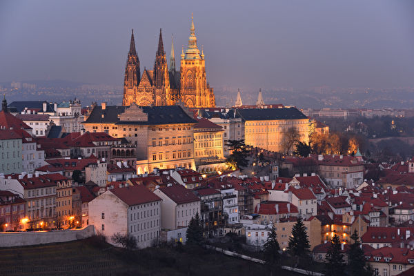 在布拉格抬頭向上看，總會看到位於山丘上的聖維特大教堂，這點彰顯了這座教堂的重要性，以及其象徵的精神。（Pavels Dunaicevs/Shutterstock）