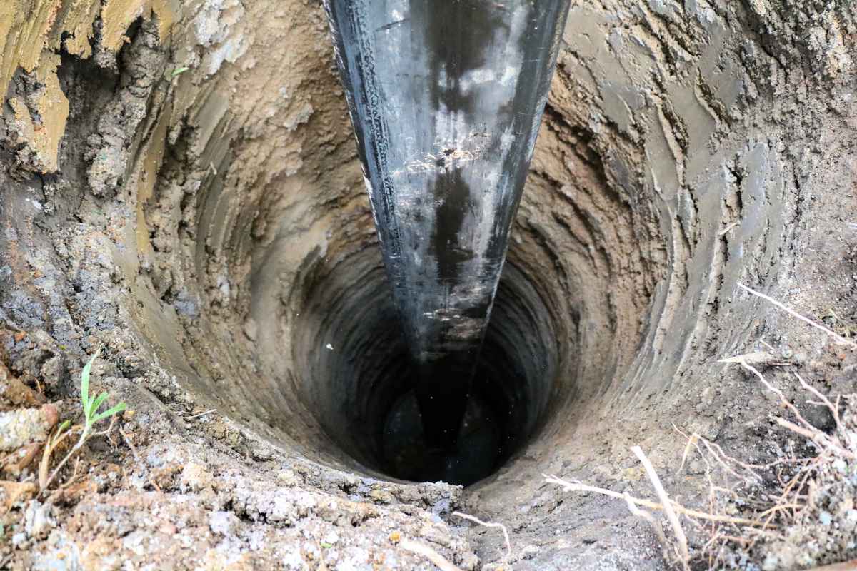 目前人類所能鑽探到的地下最深處距離可能存在一個水環境的地質層還差得很遠。（Shutterstock）