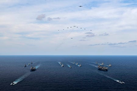 2021年11月21日至30日，來自澳洲、加拿大、德國、日本和美國的海軍部隊在菲律賓海進行「ANNUALEX」演習。加強海上通信、反潛戰、空戰、海上補給、跨甲板飛行和海上攔截等訓練。（美國海軍提供）
