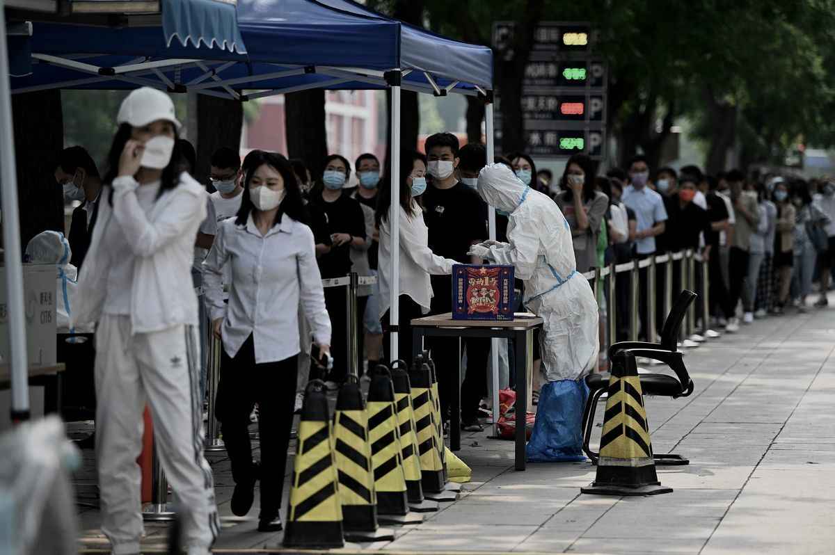 中國民眾被迫接受強制的大規模COVID-19的核酸檢測。（Noel Celis/AFP via Getty Images）